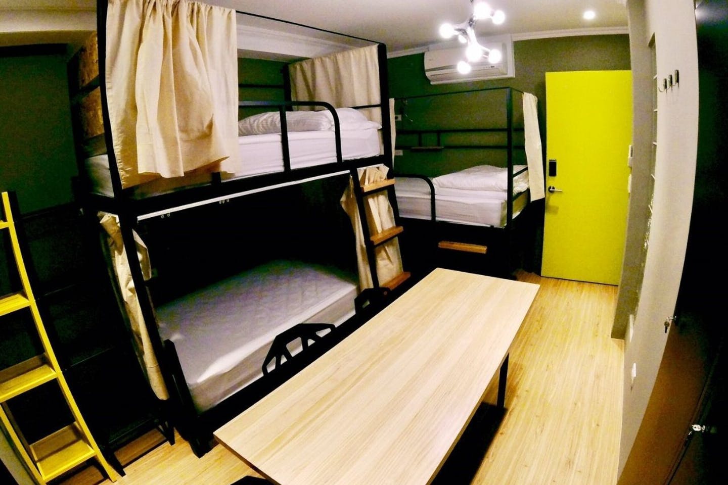 C - Bed In A 3-Bed Female Only Room - Generous Modern Apt. w/ Workspace - Gallery - 3