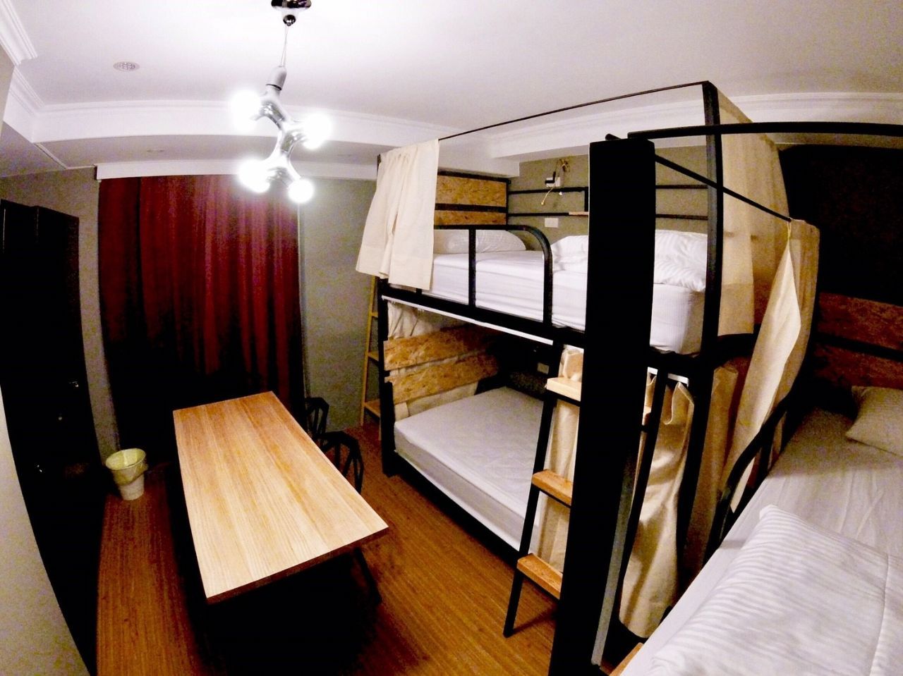 C - Bed In A 3-Bed Female Only Room - Generous Modern Apt. w/ Workspace - Gallery - 17