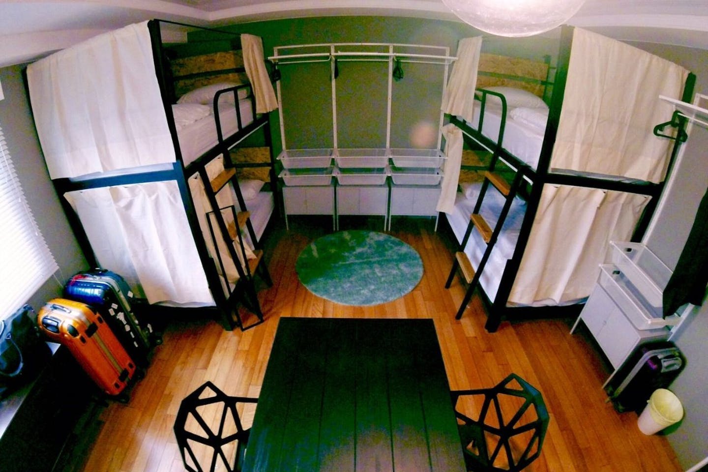 E - Bed In A 4-Bed Female Only Room - Generous Modern Apt. w/ Workspace - Gallery - 3