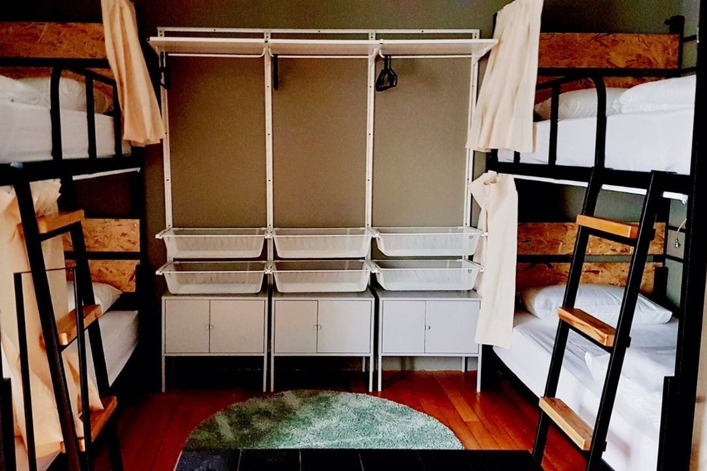 E - Bed In A 4-Bed Female Only Room - Generous Modern Apt. w/ Workspace - Gallery - 4