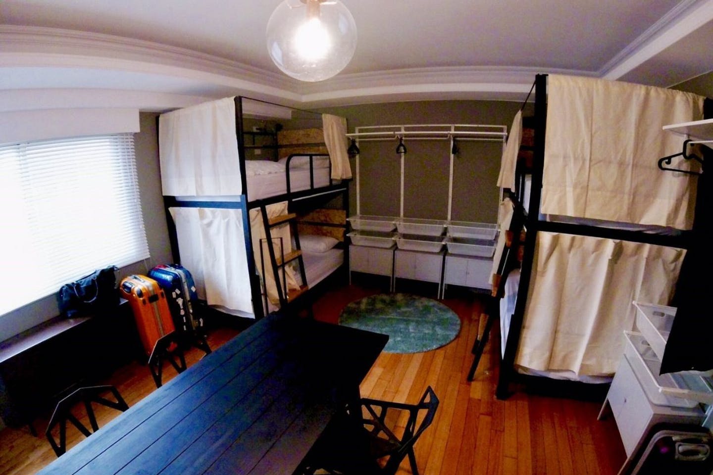 E - Bed In A 4-Bed Female Only Room - Generous Modern Apt. w/ Workspace - Gallery - 1