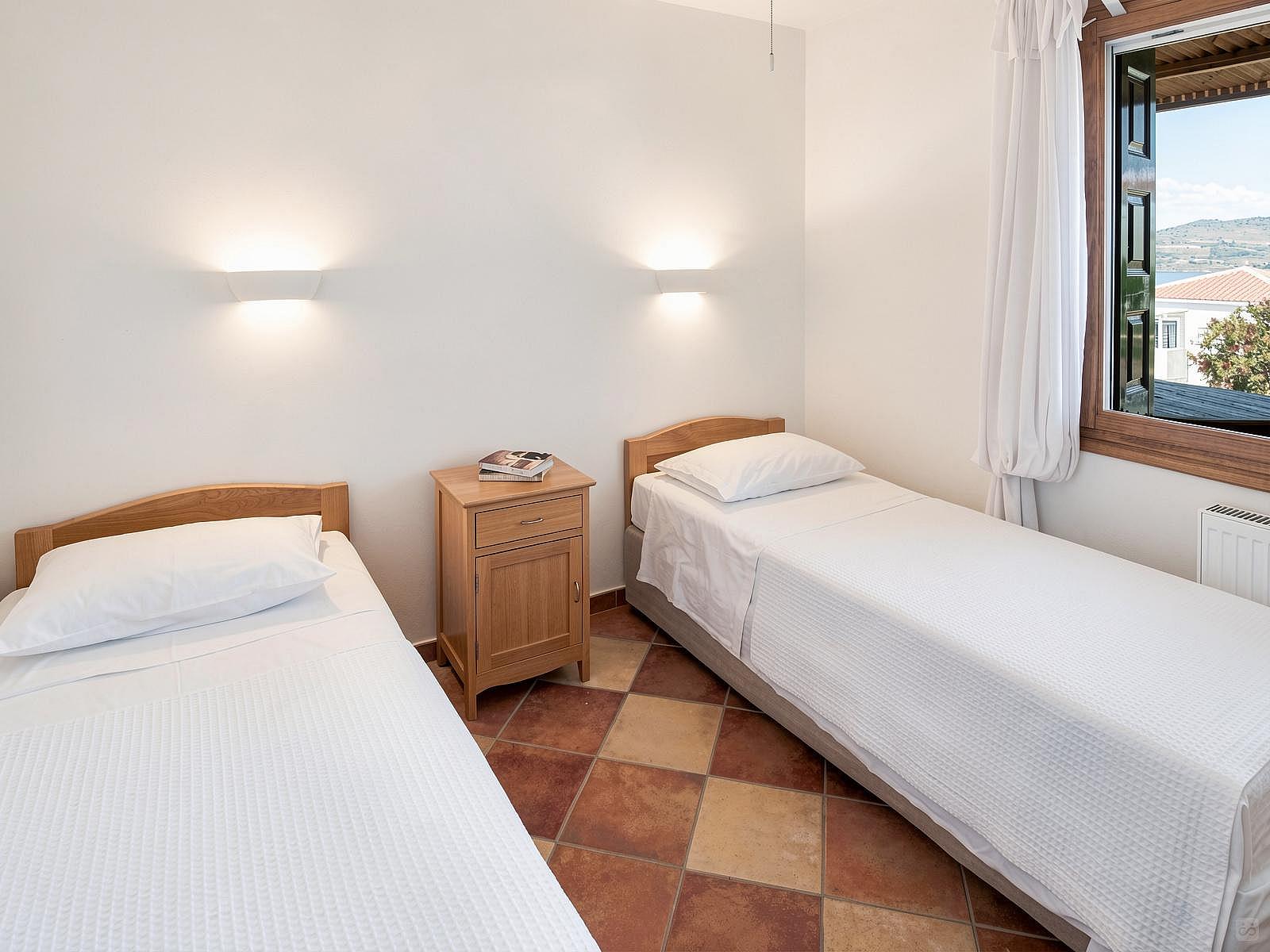 Bed In 4-Bed Mixed Room - Generous Modern Villa Overlooked The Sea w/ Coworking + Pool House - Gallery - 2