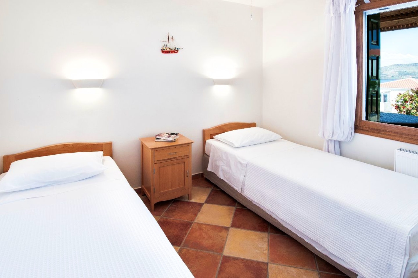 Bed In 4-Bed Mixed Room - Generous Modern Villa Overlooked The Sea w/ Coworking + Pool House - Gallery - 17