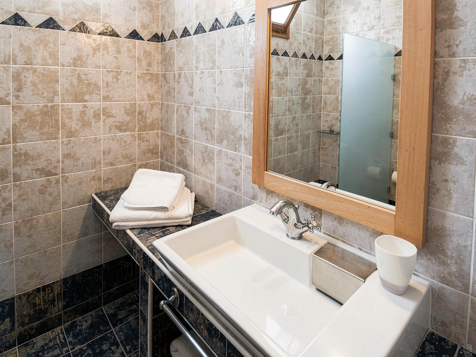 Bed In 4-Bed Mixed Room - Generous Modern Villa Overlooked The Sea w/ Coworking + Pool House - Gallery - 3