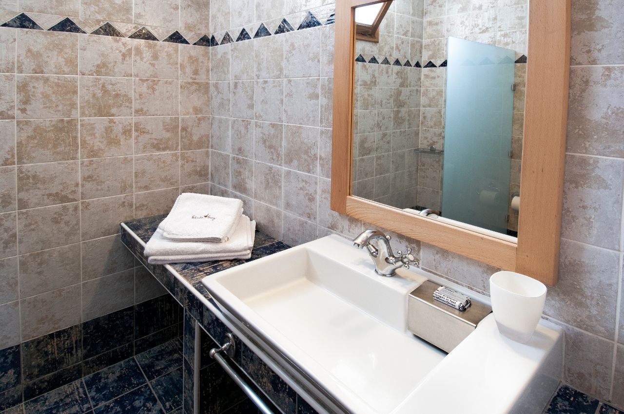 Bed In 4-Bed Mixed Room - Generous Modern Villa Overlooked The Sea w/ Coworking + Pool House - Gallery - 9