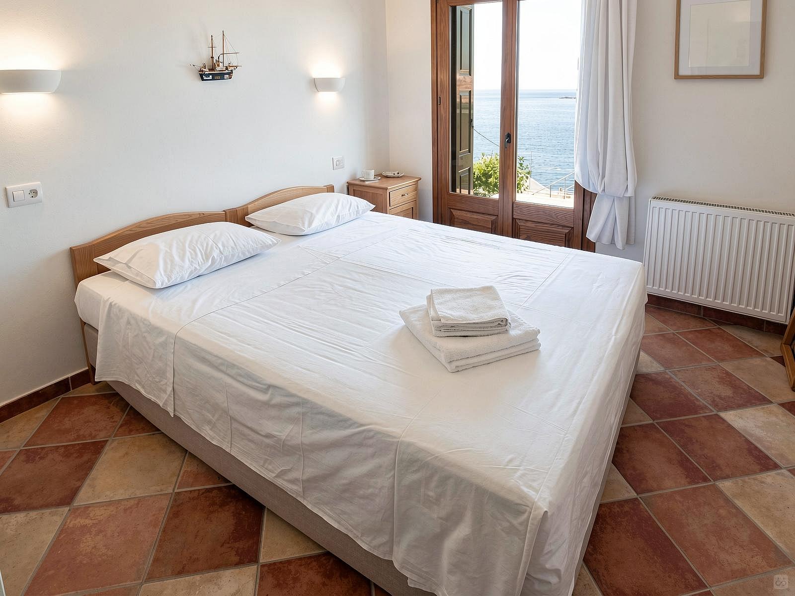 Bed In 4-Bed Mixed Room - Generous Modern Villa Overlooked The Sea w/ Coworking + Pool House - Gallery - 4