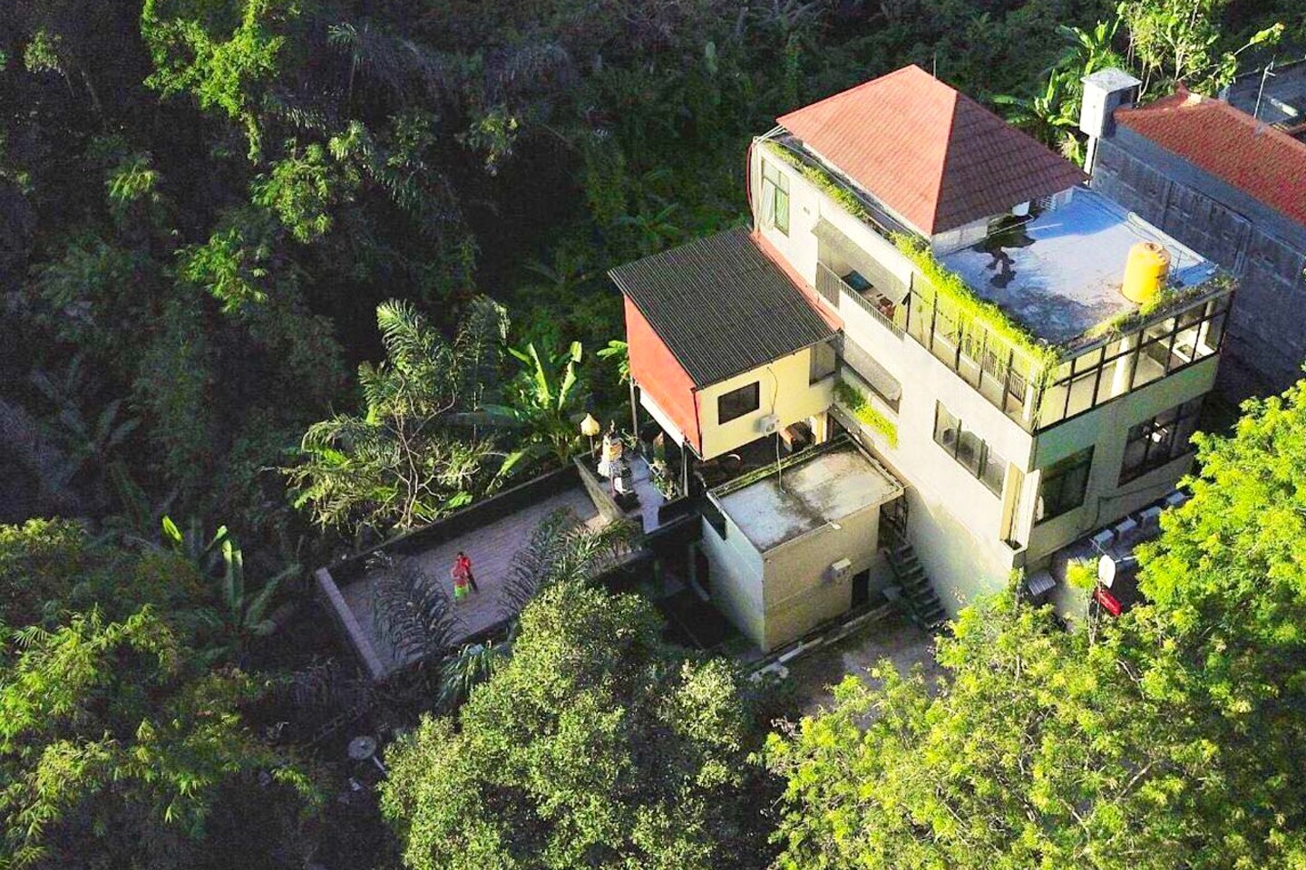 Exotic Jungle Villa w/ Coworking + Rooftop Deck