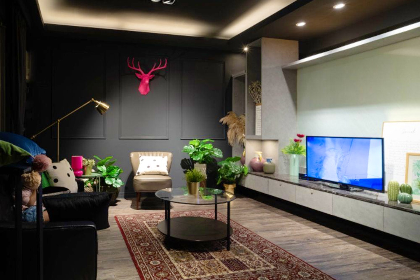 Trendy Urban Style Apt. w/ Workspace