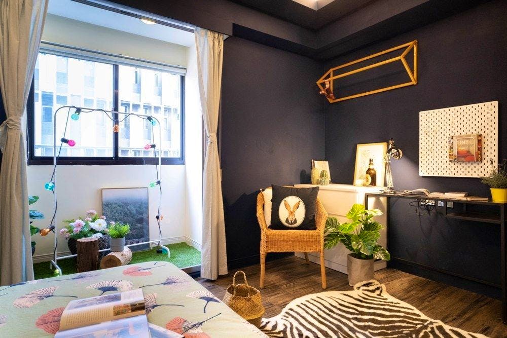 Bed In A 2-Bed Mixed Gender Room - Trendy Urban Style Apt. w/ Workspace - Gallery - 12