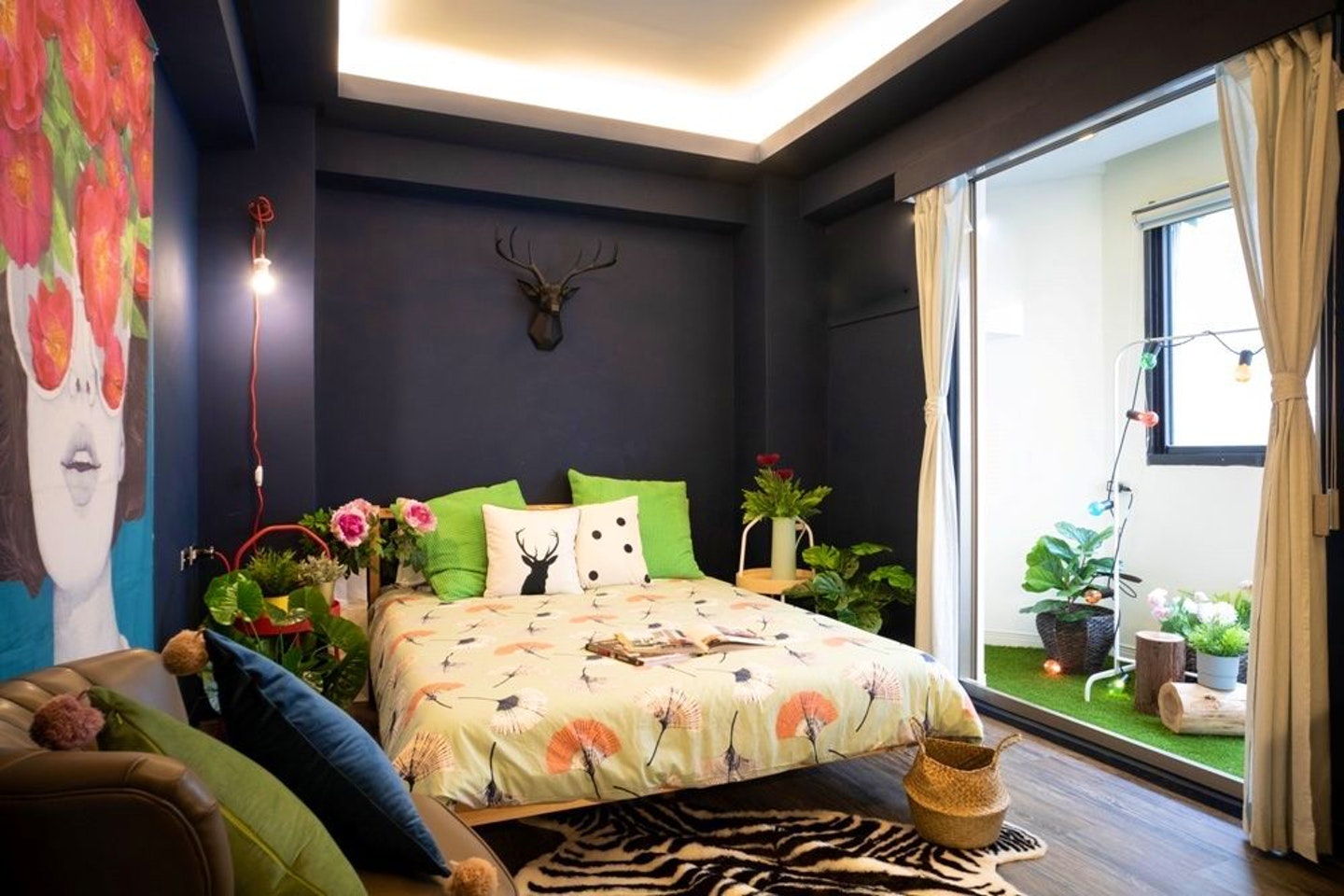 Bed In A 2-Bed Mixed Gender Room - Trendy Urban Style Apt. w/ Workspace - Gallery - 1