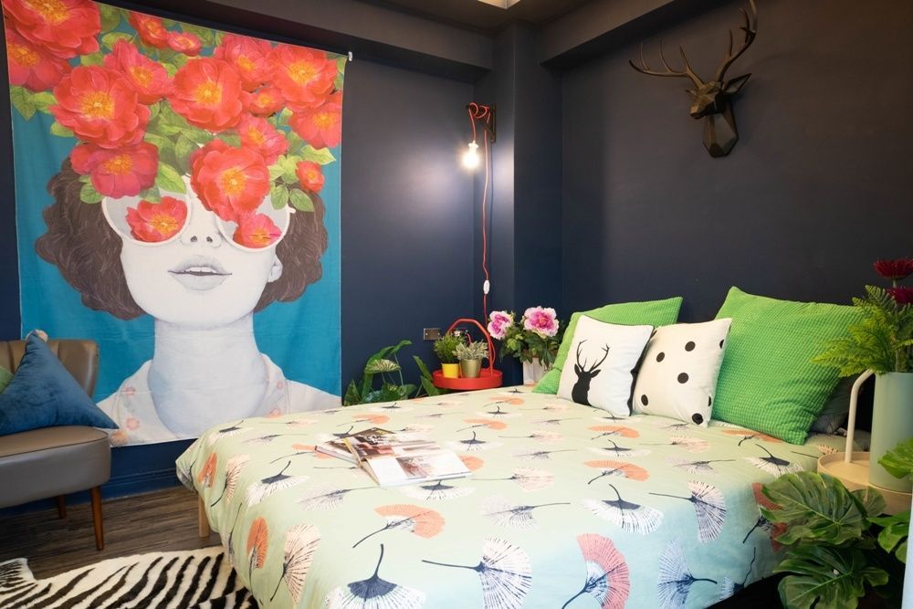 Bed In A 2-Bed Mixed Gender Room - Trendy Urban Style Apt. w/ Workspace - Gallery - 14