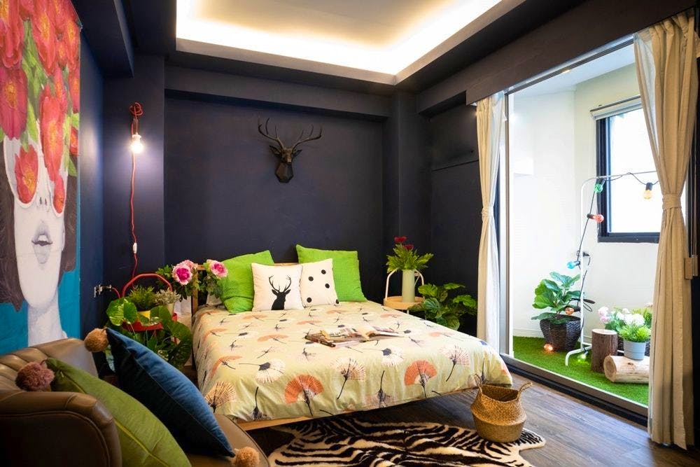 Bed In A 2-Bed Mixed Gender Room - Trendy Urban Style Apt. w/ Workspace - Gallery - 9
