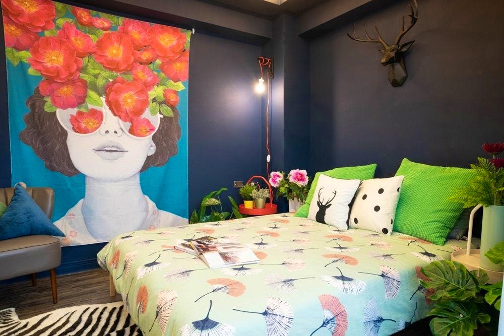 Bed In A 2-Bed Mixed Gender Room - Trendy Urban Style Apt. w/ Workspace - Gallery - 10