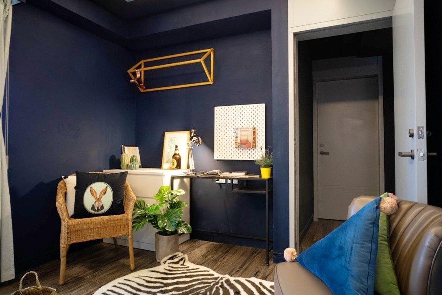 Bed In A 2-Bed Mixed Gender Room - Trendy Urban Style Apt. w/ Workspace - Gallery - 3