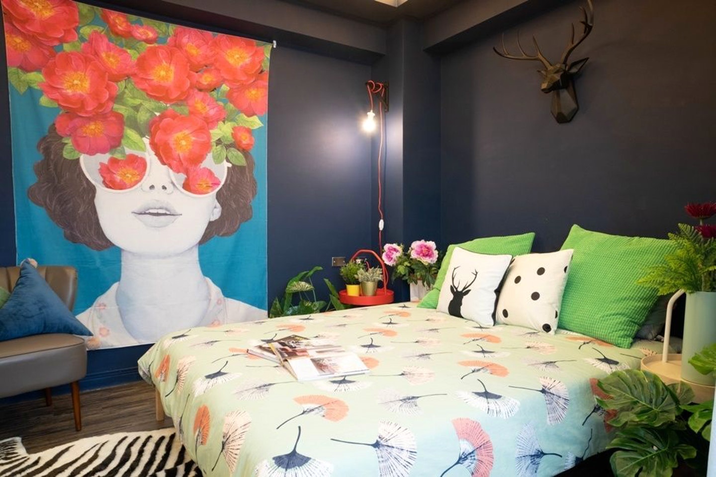 Bed In A 2-Bed Mixed Gender Room - Trendy Urban Style Apt. w/ Workspace - Gallery - 2