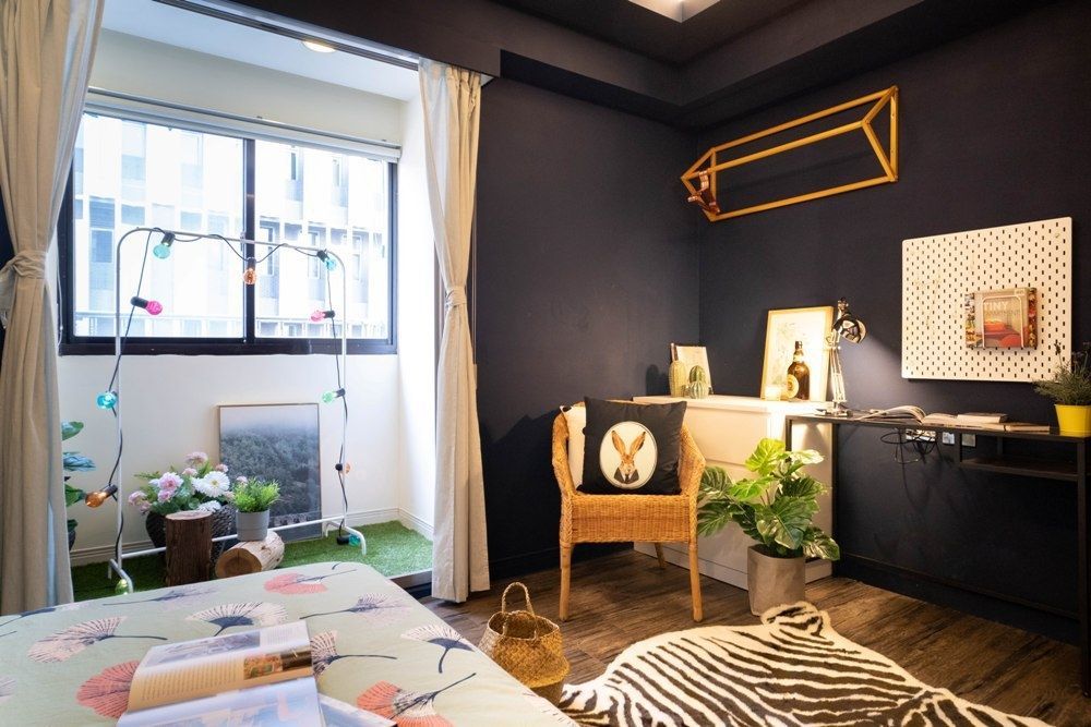 Bed In A 2-Bed Mixed Gender Room - Trendy Urban Style Apt. w/ Workspace - Gallery - 16