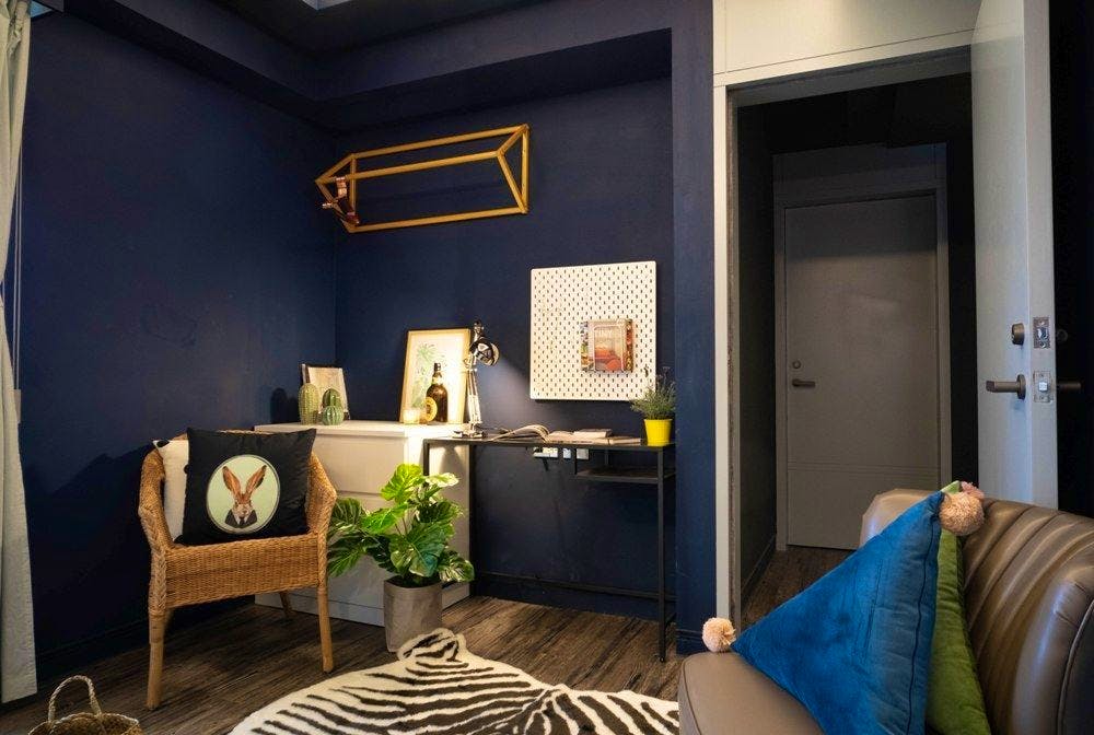 Bed In A 2-Bed Mixed Gender Room - Trendy Urban Style Apt. w/ Workspace - Gallery - 7