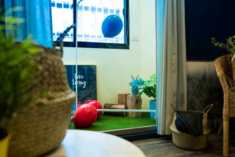 Room B - Single Room - Trendy Urban Style Apt. w/ Workspace - Gallery - 12