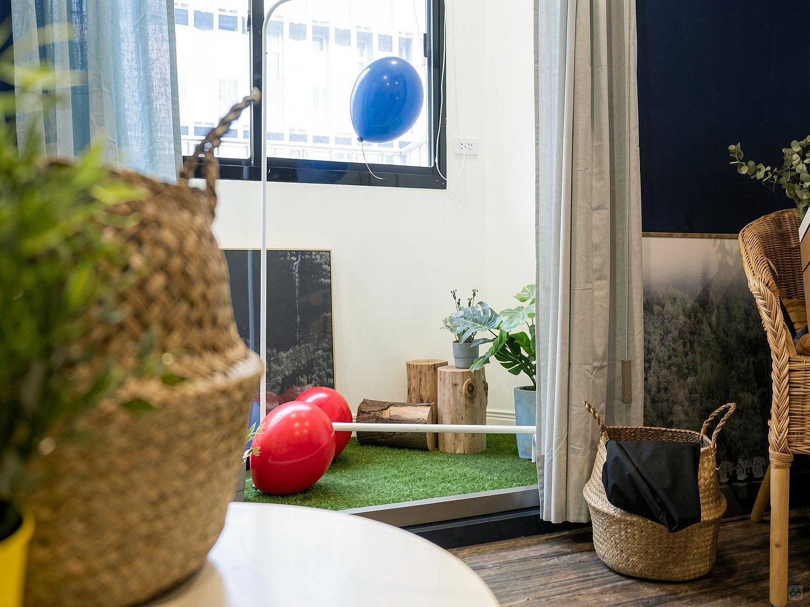 Room B - Single Room - Trendy Urban Style Apt. w/ Workspace - Gallery - 24