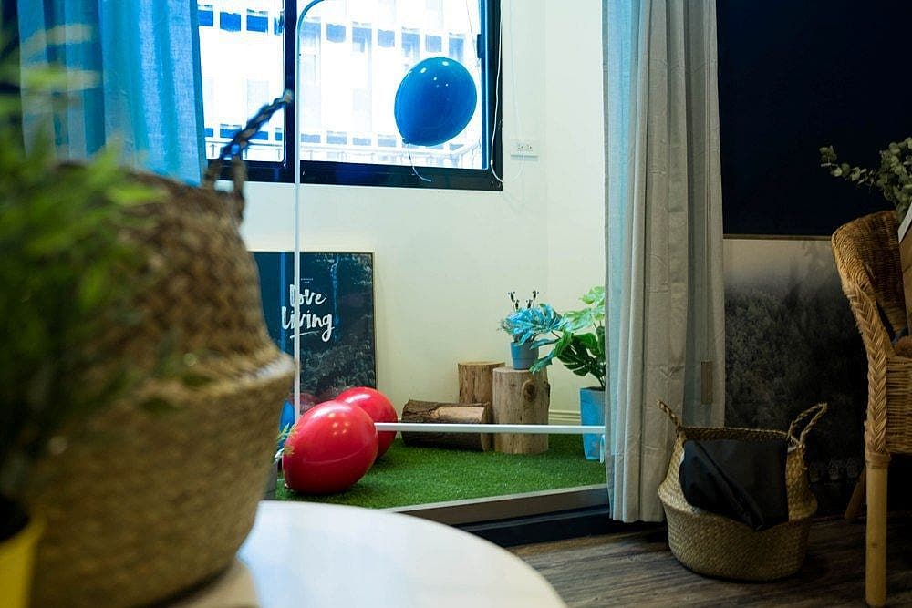 Room B - Single Room - Trendy Urban Style Apt. w/ Workspace - Gallery - 20
