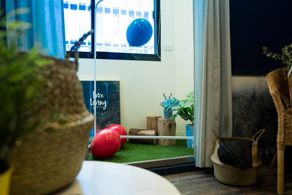 Room B - Single Room - Trendy Urban Style Apt. w/ Workspace - Gallery - 16