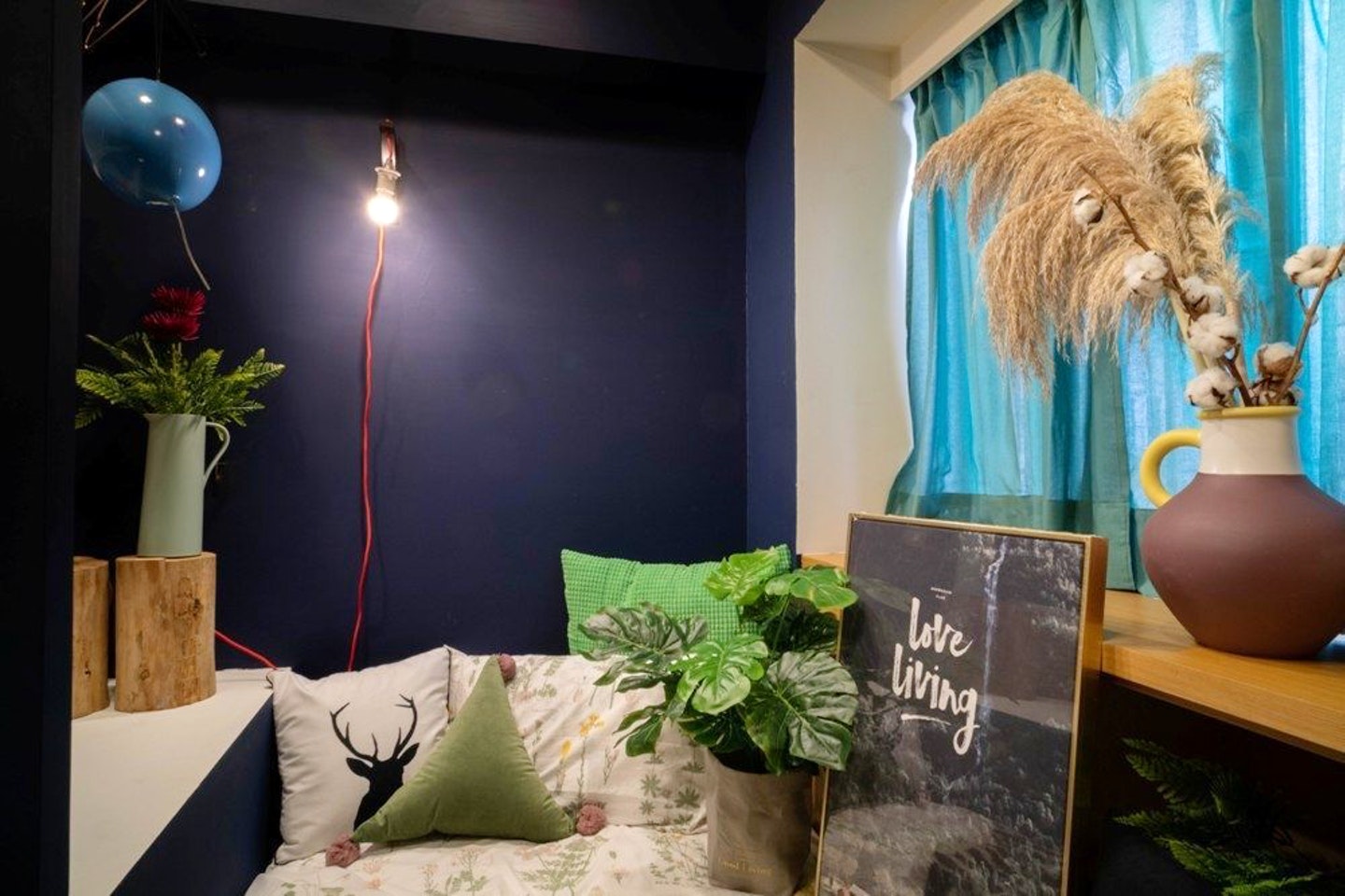 Room C - Single Room - Trendy Urban Style Apt. w/ Workspace - Gallery - 4