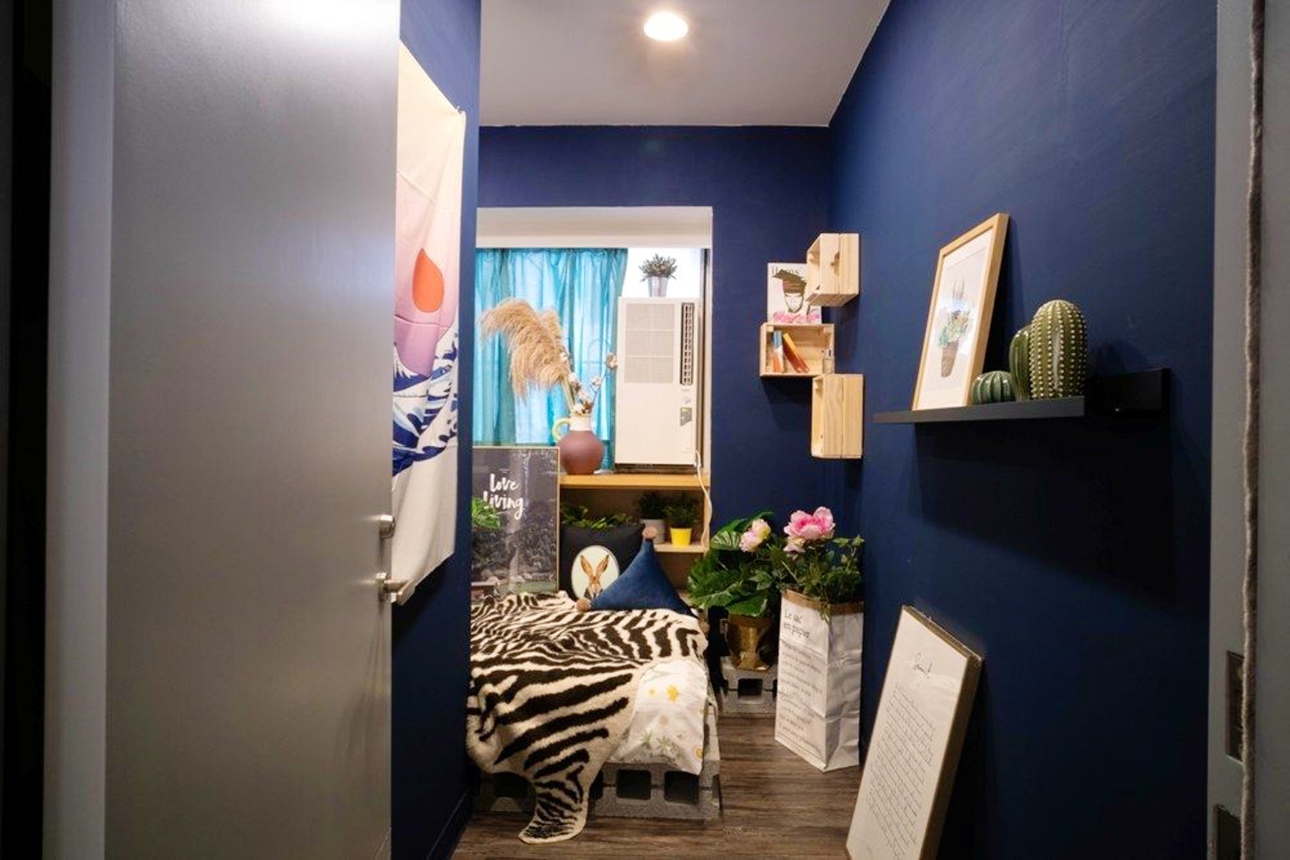 Room C - Single Room - Trendy Urban Style Apt. w/ Workspace - Gallery - 2