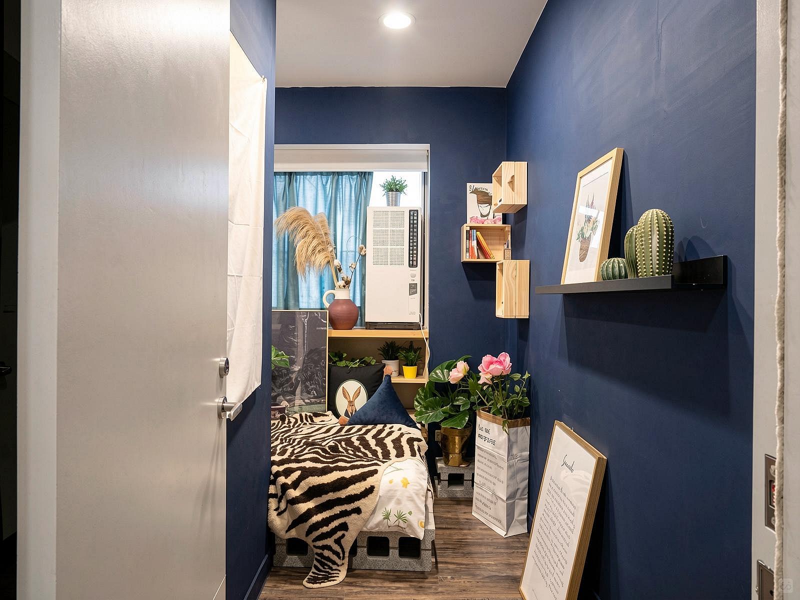 Room C - Single Room - Trendy Urban Style Apt. w/ Workspace - Gallery - 22