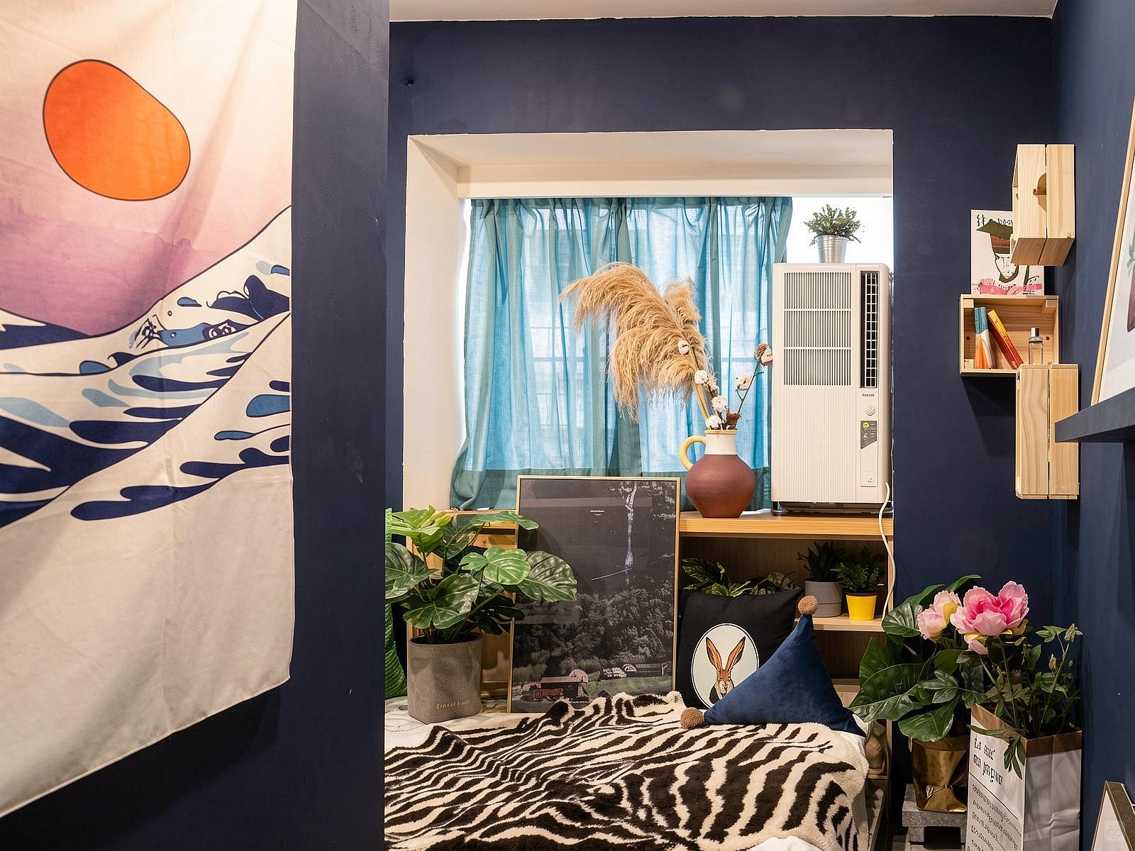 Room C - Single Room - Trendy Urban Style Apt. w/ Workspace - Gallery - 21