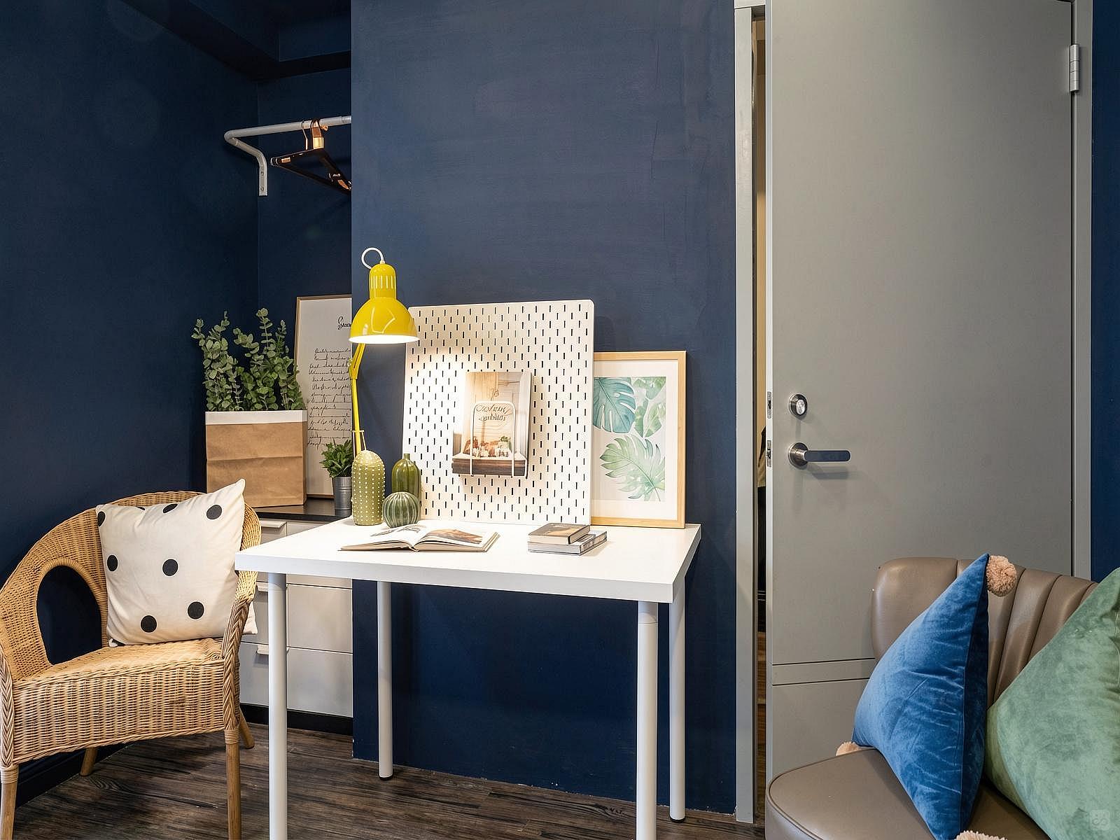 Room E - Single Room - Trendy Urban Style Apt. w/ Workspace - Gallery - 17