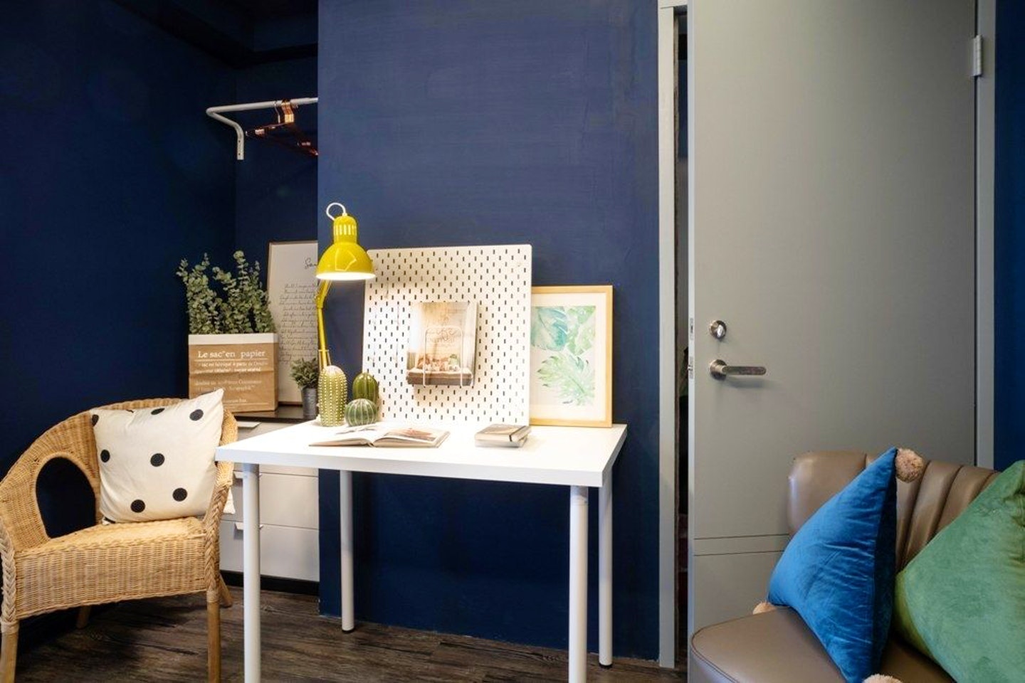 Room E - Single Room - Trendy Urban Style Apt. w/ Workspace - Gallery - 2