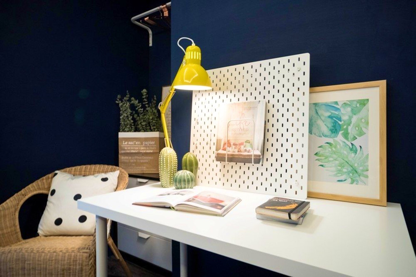 Room E - Single Room - Trendy Urban Style Apt. w/ Workspace - Gallery - 3