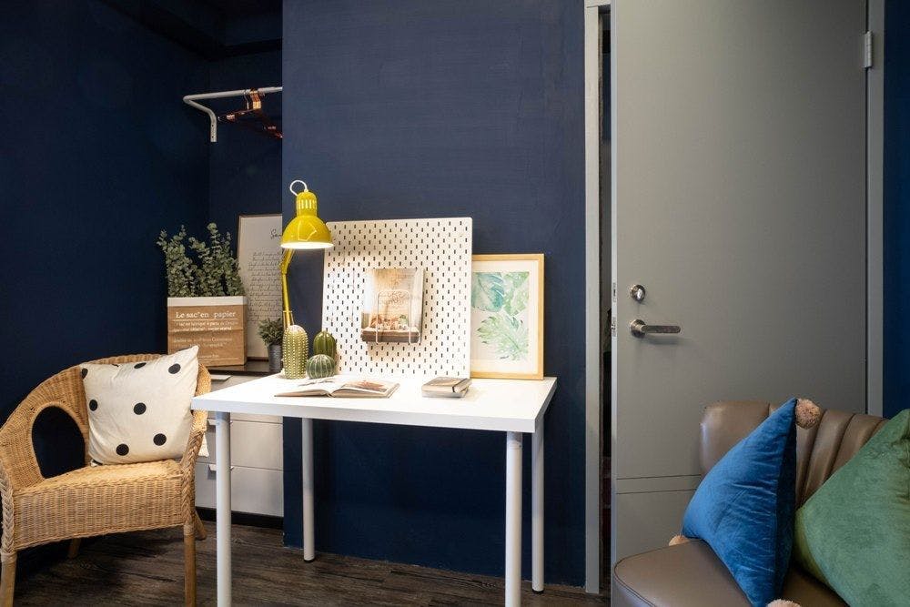Room E - Single Room - Trendy Urban Style Apt. w/ Workspace - Gallery - 5