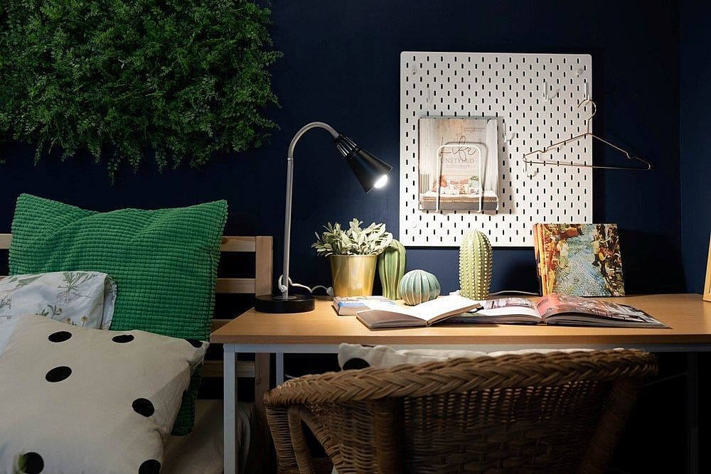 Room F - Deluxe Single Room - Trendy Urban Style Apt. w/ Workspace - Gallery - 20