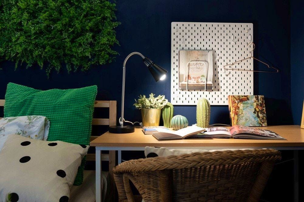 Room F - Deluxe Single Room - Trendy Urban Style Apt. w/ Workspace - Gallery - 12