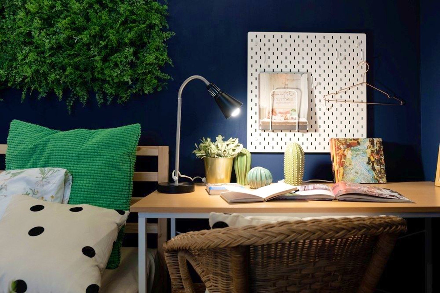 Room F - Deluxe Single Room - Trendy Urban Style Apt. w/ Workspace - Gallery - 4