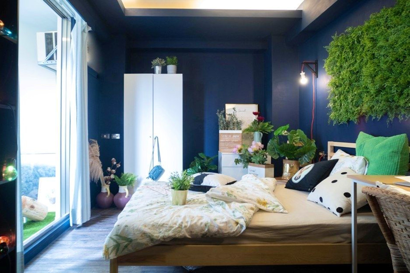 Room F - Deluxe Single Room - Trendy Urban Style Apt. w/ Workspace - Gallery - 3
