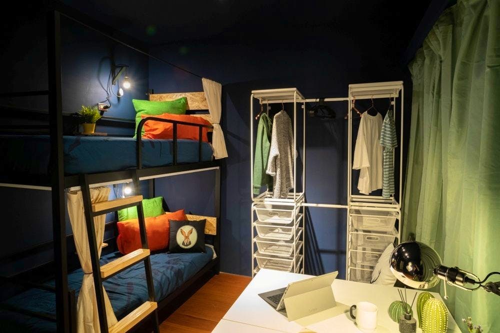 Room D - Bed In A 2-Bed Male Only Room - Trendy Urban Style Apt. w/ Workspace - Gallery - 9