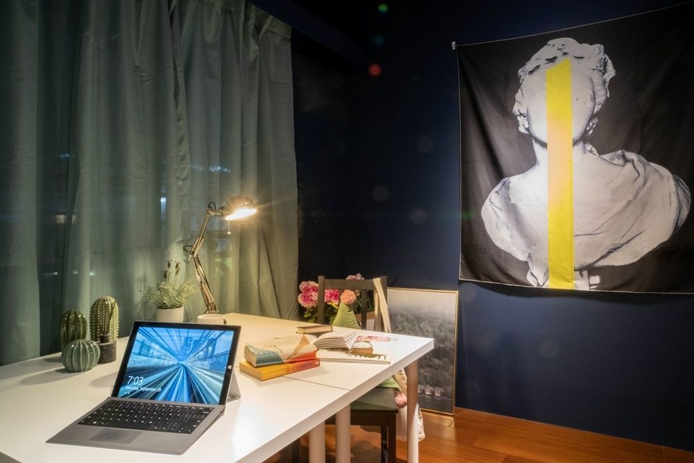 Room D - Bed In A 2-Bed Male Only Room - Trendy Urban Style Apt. w/ Workspace - Gallery - 14
