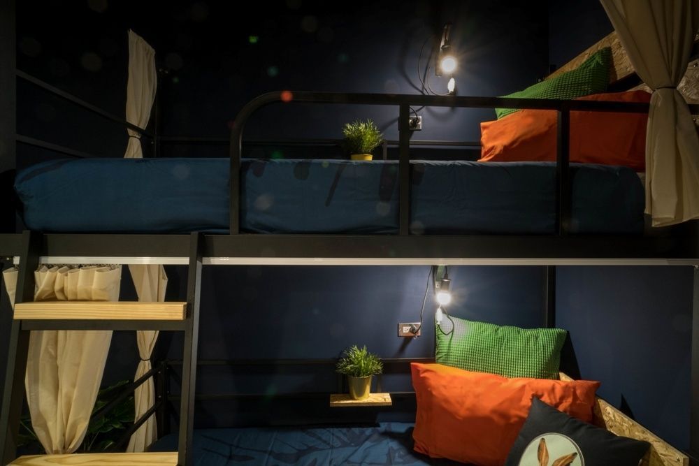 Room D - Bed In A 2-Bed Male Only Room - Trendy Urban Style Apt. w/ Workspace - Gallery - 15