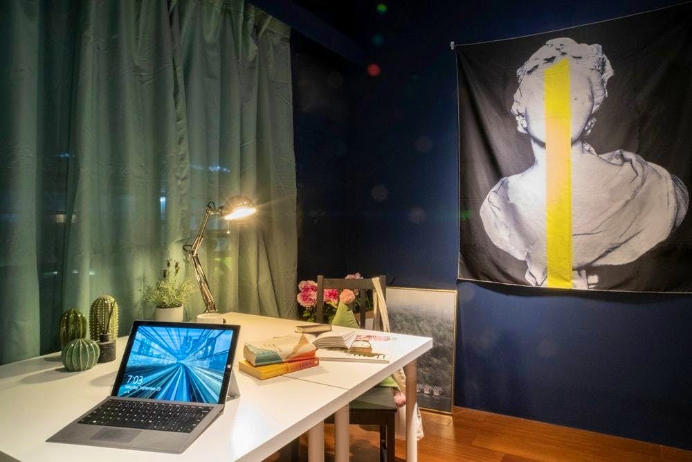 Room D - Bed In A 2-Bed Male Only Room - Trendy Urban Style Apt. w/ Workspace - Gallery - 10
