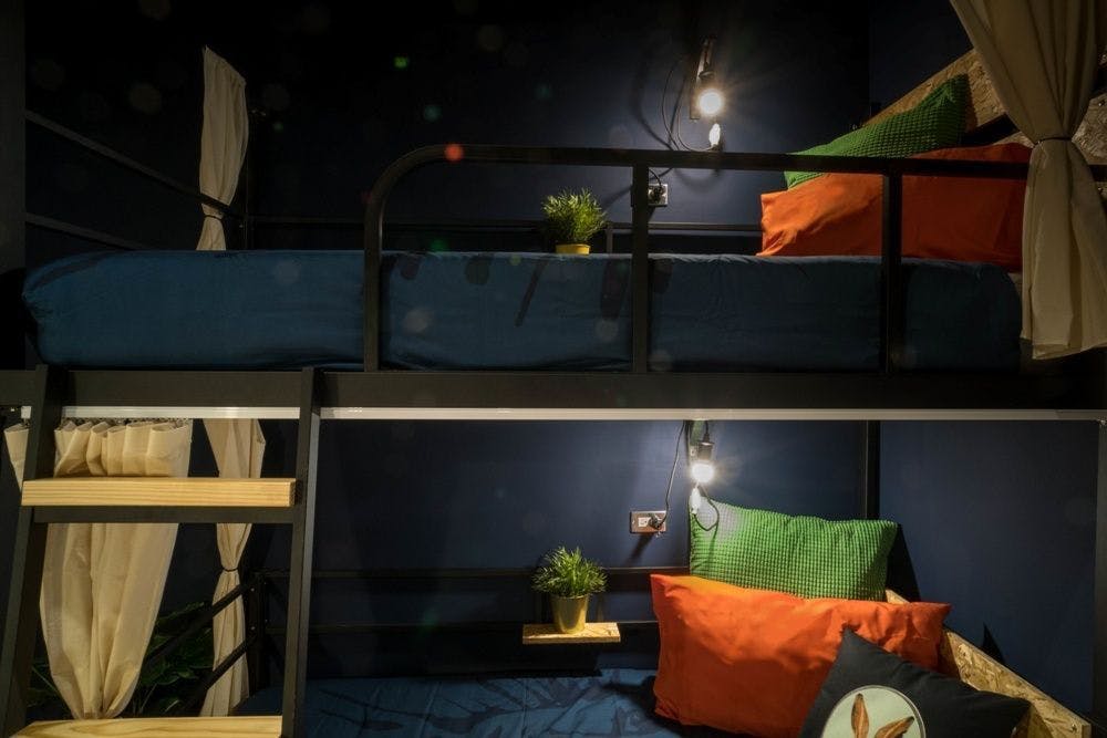 Room D - Bed In A 2-Bed Male Only Room - Trendy Urban Style Apt. w/ Workspace - Gallery - 7