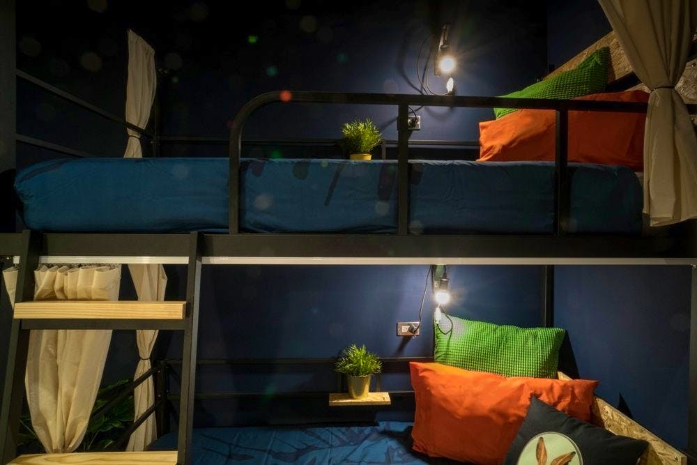 Room D - Bed In A 2-Bed Male Only Room - Trendy Urban Style Apt. w/ Workspace - Gallery - 11