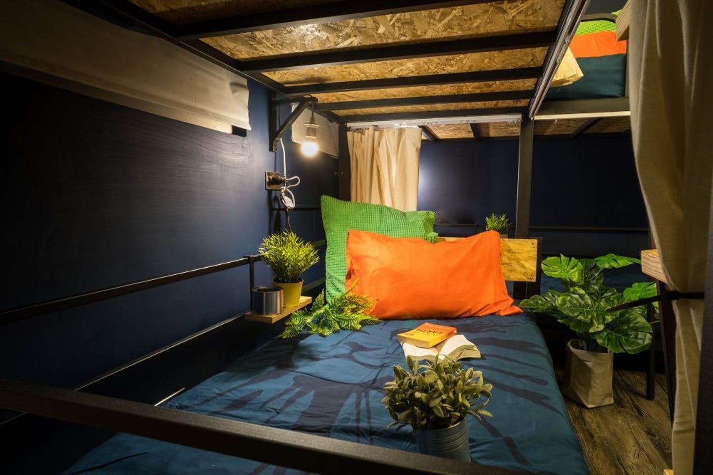 Room G - Bed In A 4-Bed Mixed Room - Trendy Urban Style Apt. w/ Workspace - Gallery - 2