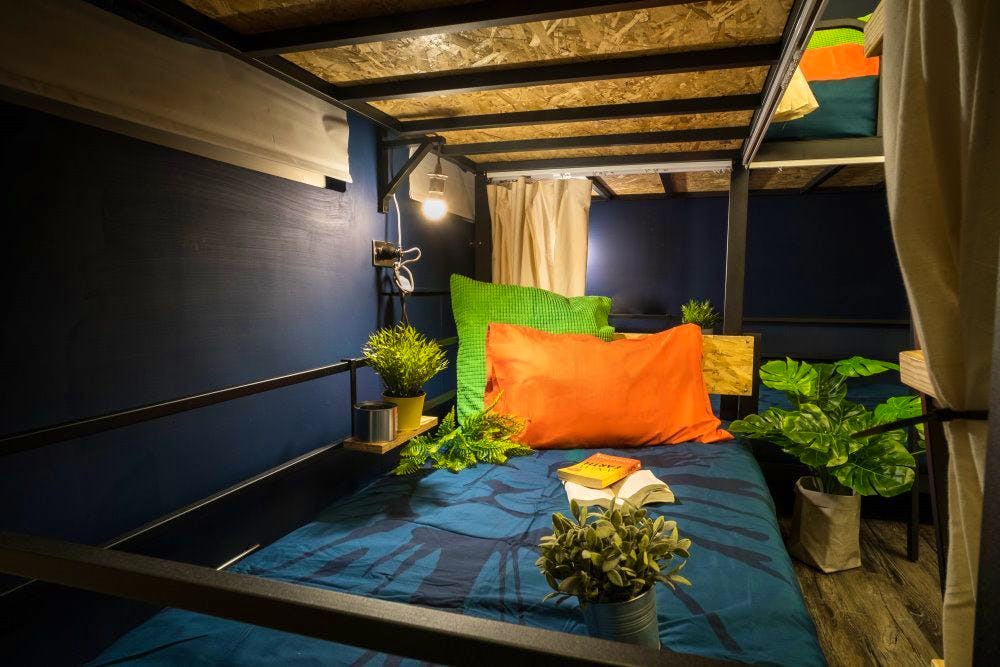 Room G - Bed In A 4-Bed Mixed Room - Trendy Urban Style Apt. w/ Workspace - Gallery - 8