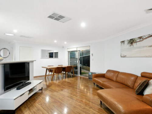 Room 7 mins from Perth!