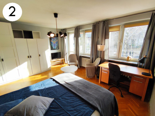 Sunny bedroom with balcony in center  - Gallery - 5