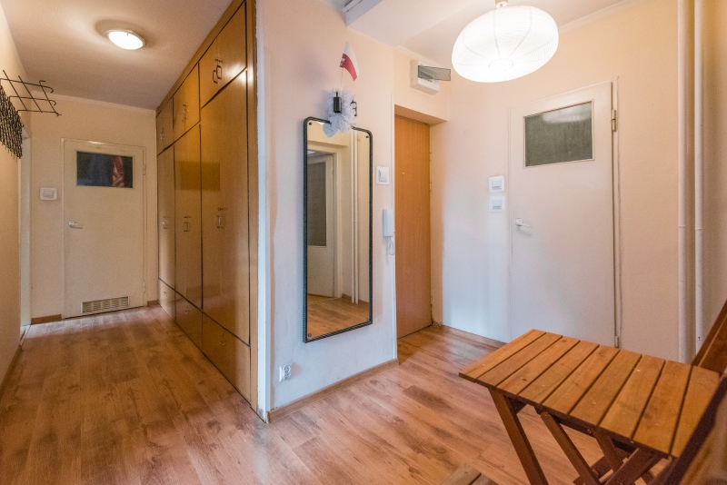 Sunny Bedroom With Balcony In Center - 3