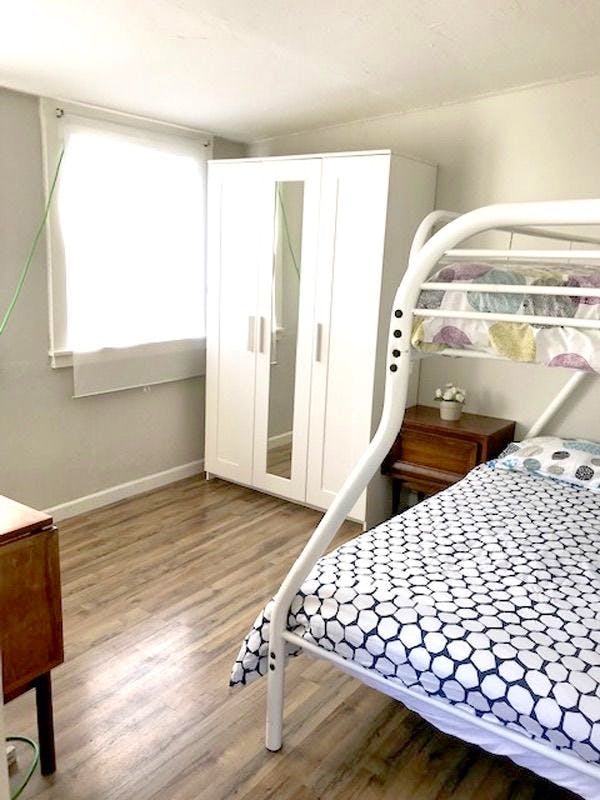  Single  -  Spacious & Classic House w/ Workspace  - Gallery -  9