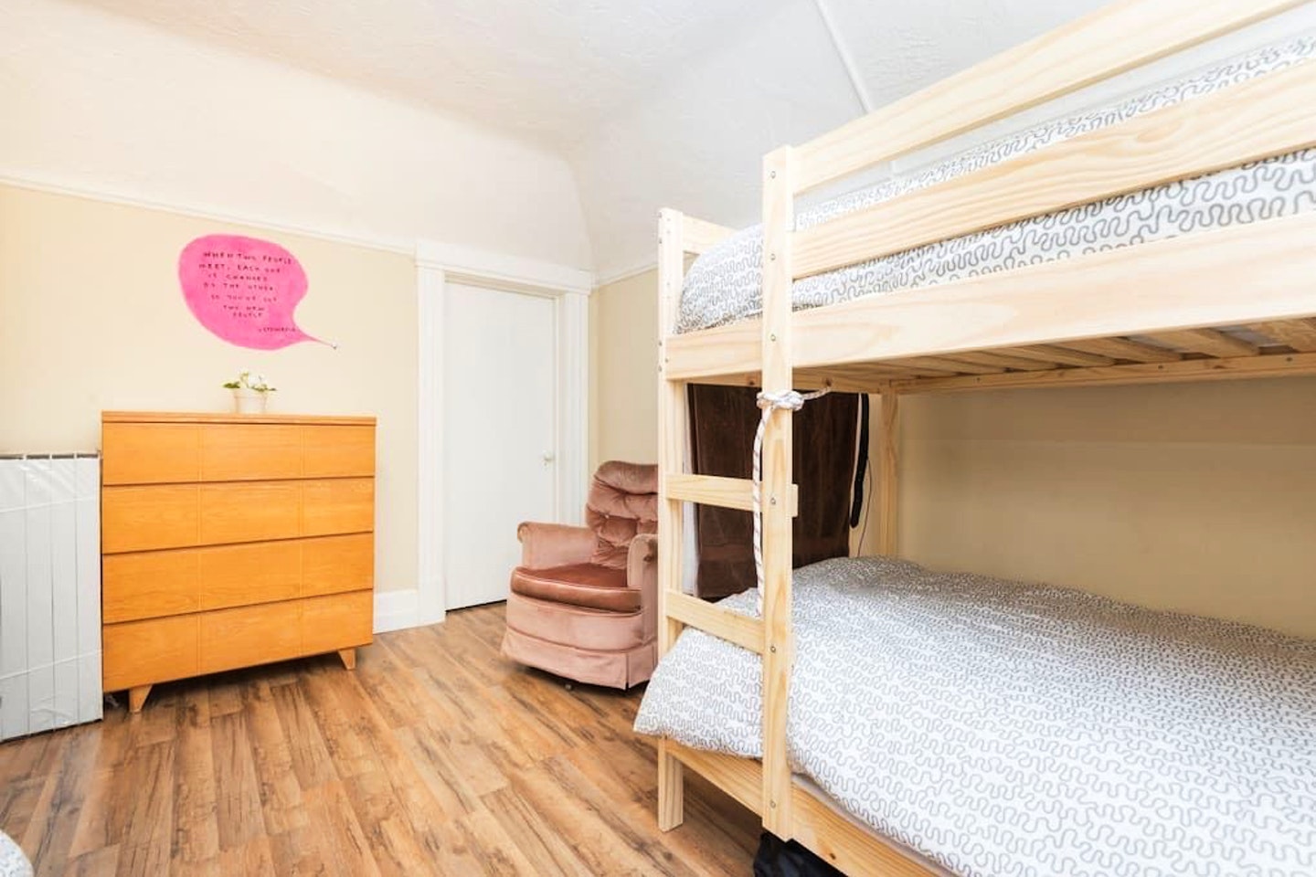  Bed In A 4-Bed Female Only Room  -  Spacious & Classic House w/ Workspace  - Gallery -  6